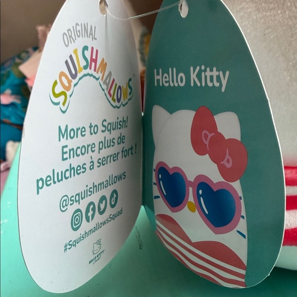 Hello Kitty Plush with Heart Sunglasses - Squishmallows Sanrio - Picture 4 of 7